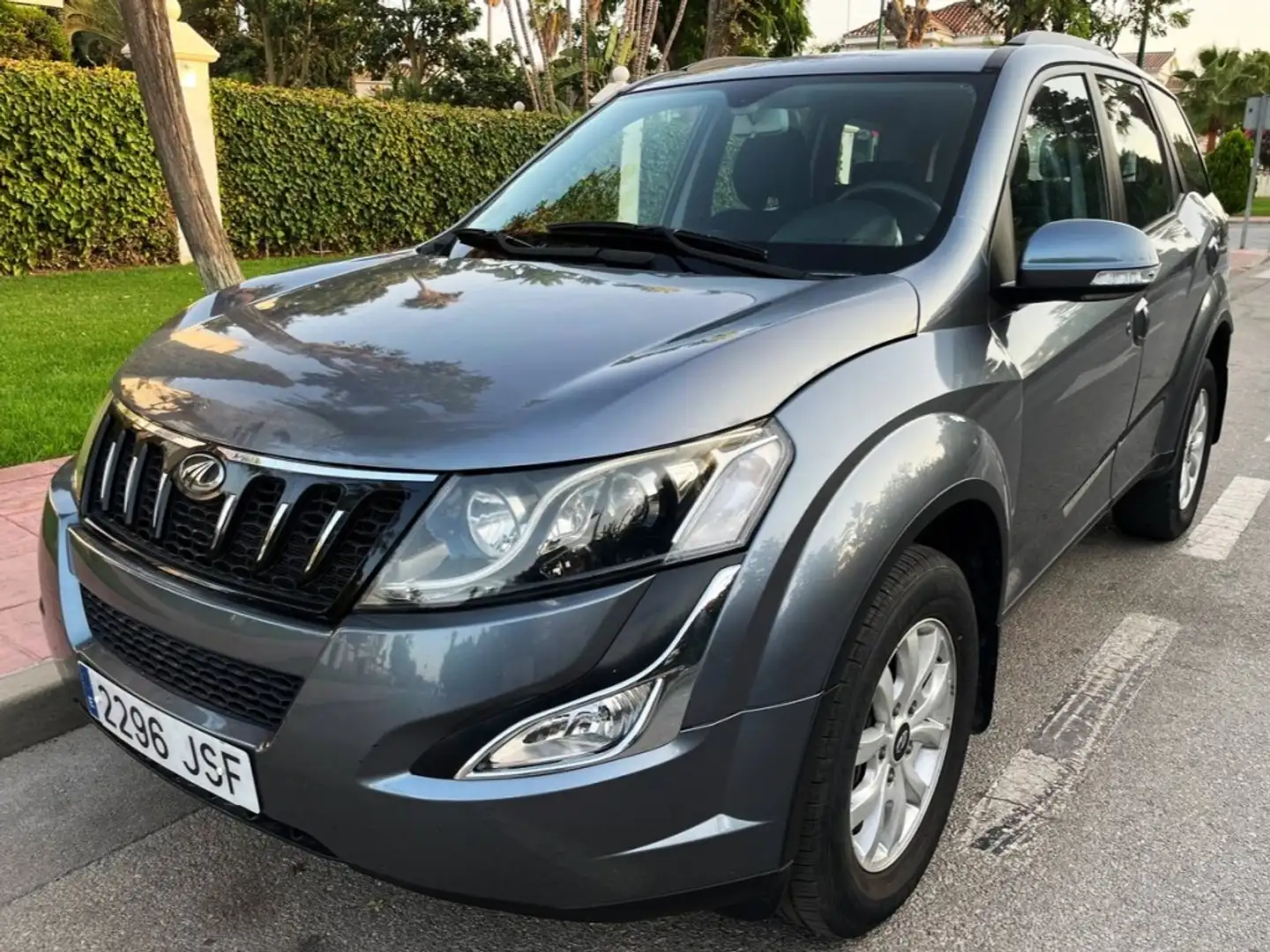 Mahindra XUV500 Todoterreno Manual de 5 Puertas Gris - 1