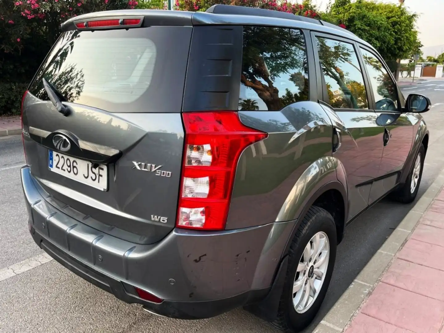 Mahindra XUV500 Todoterreno Manual de 5 Puertas Gris - 2