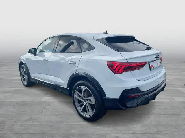 Audi Q3 view 3