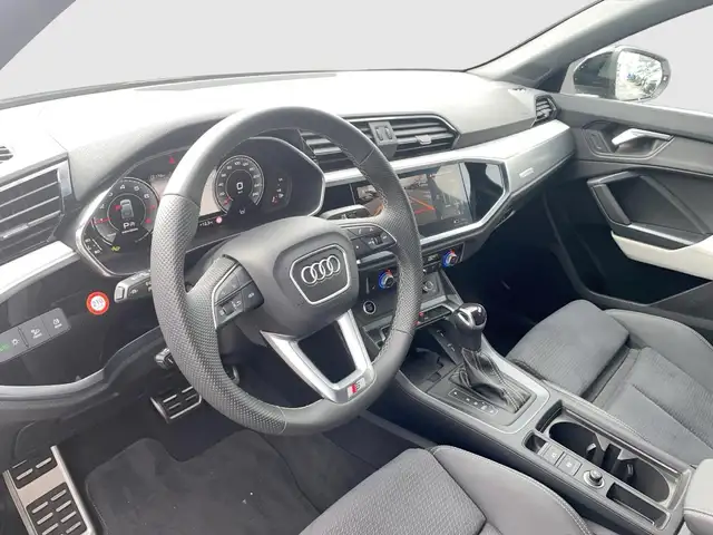 Audi Q3 view 9