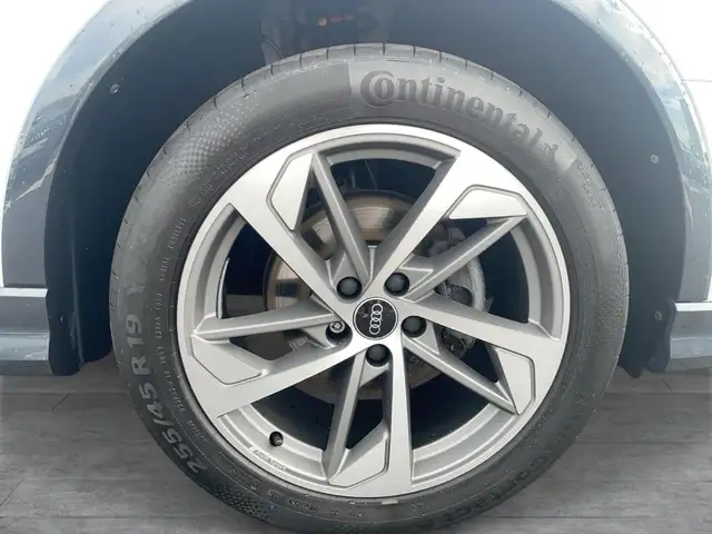 Audi Q3 view 7