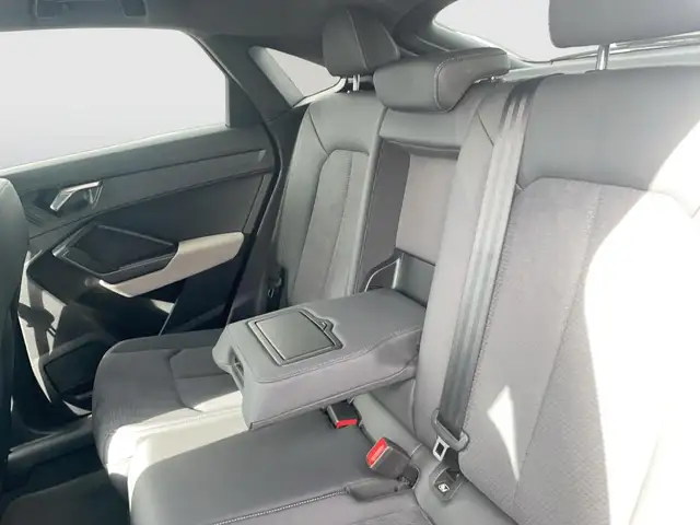Audi Q3 view 12