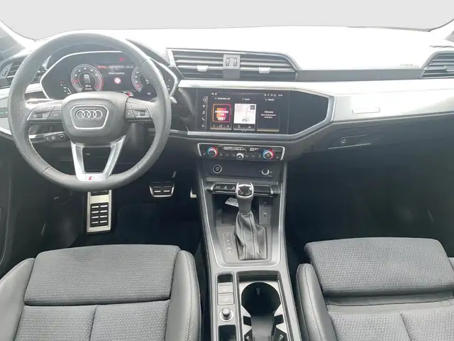 Audi Q3 view 11