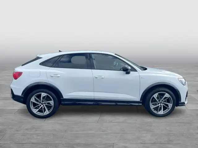 Audi Q3 view 6