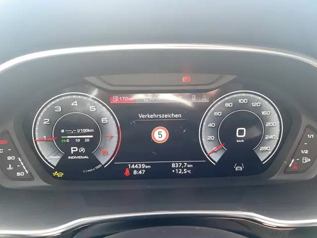 Audi Q3 view 10