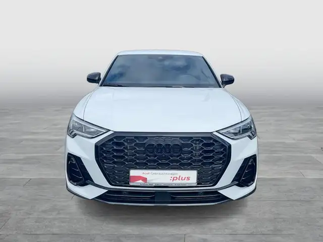 Audi Q3 view 8