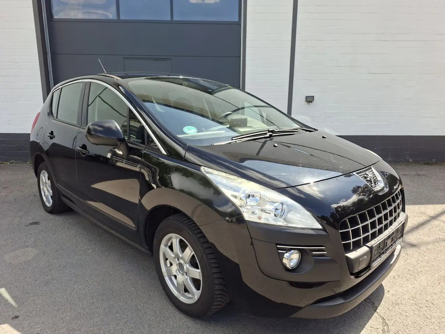 Peugeot 3008 Active Klimaautomatik-2.Zo Navi Tempomat LM Schwarz - 1