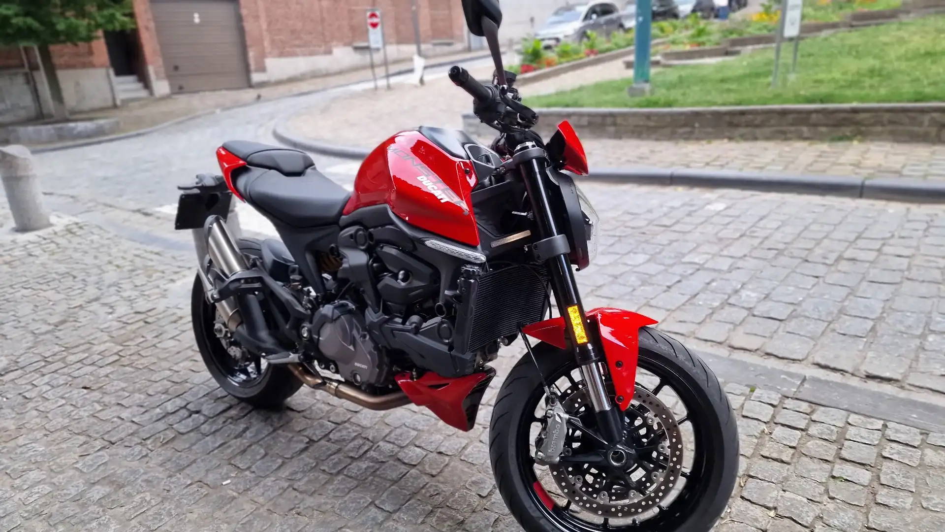 Ducati Monster 937 Plus Rood - 2
