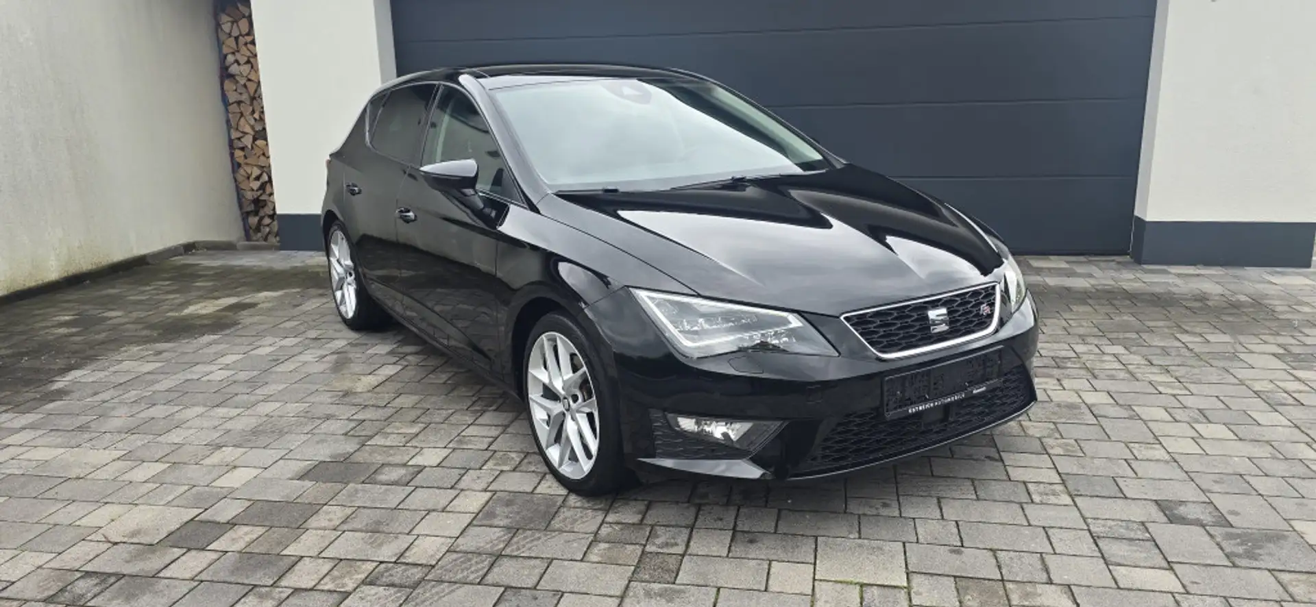 SEAT Leon 2.0 TDI DSG FR-Line Navi Pano Sound LED DAB Zwart - 1