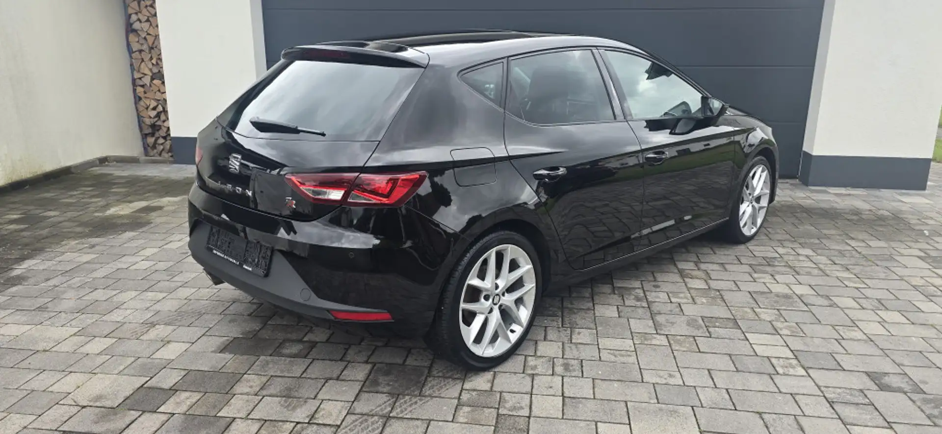 SEAT Leon 2.0 TDI DSG FR-Line Navi Pano Sound LED DAB Zwart - 2