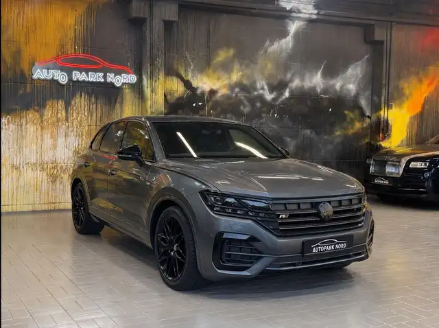 Volkswagen Touareg view 8