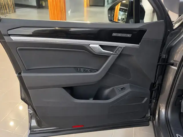 Volkswagen Touareg view 14