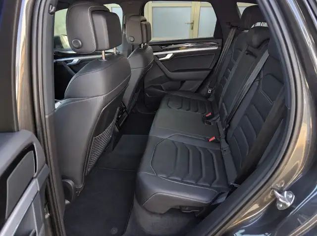 Volkswagen Touareg view 13