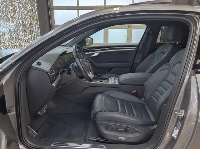 Volkswagen Touareg view 9