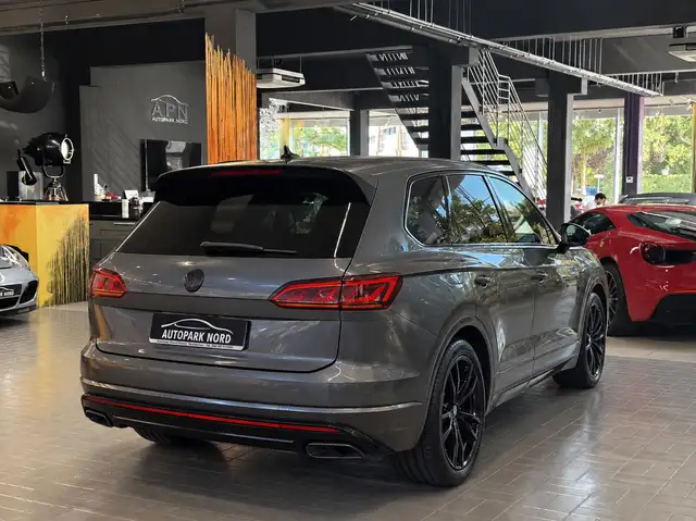 Volkswagen Touareg view 6