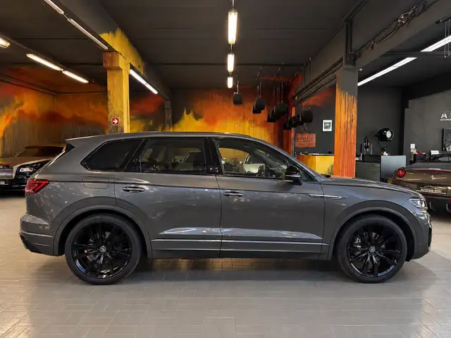 Volkswagen Touareg view 7