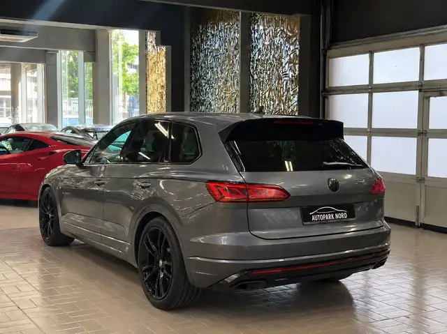 Volkswagen Touareg view 4