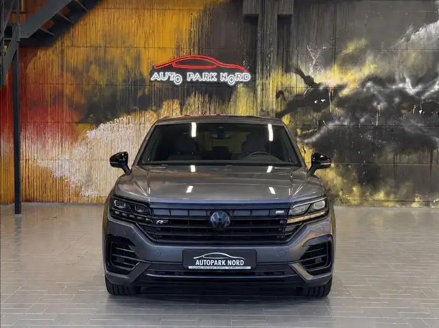 Volkswagen Touareg view 2