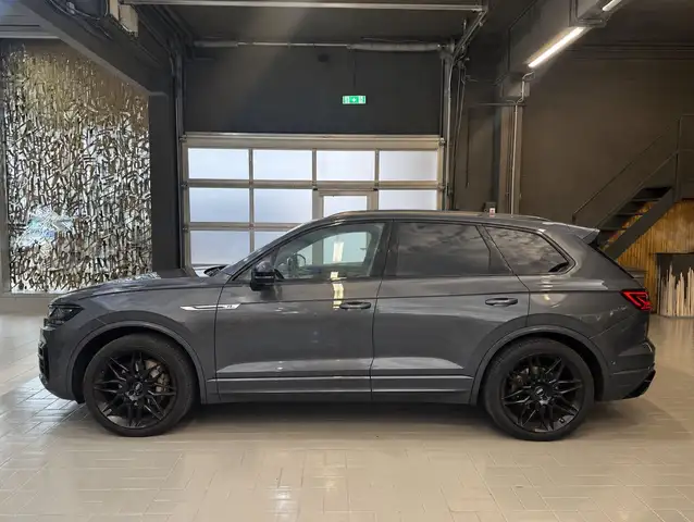 Volkswagen Touareg view 3