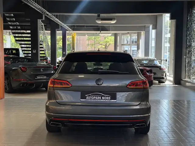 Volkswagen Touareg view 5