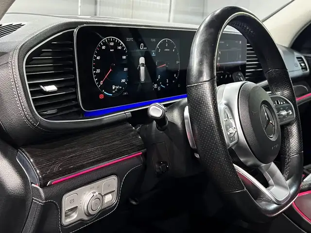 Mercedes-Benz GLS view 21