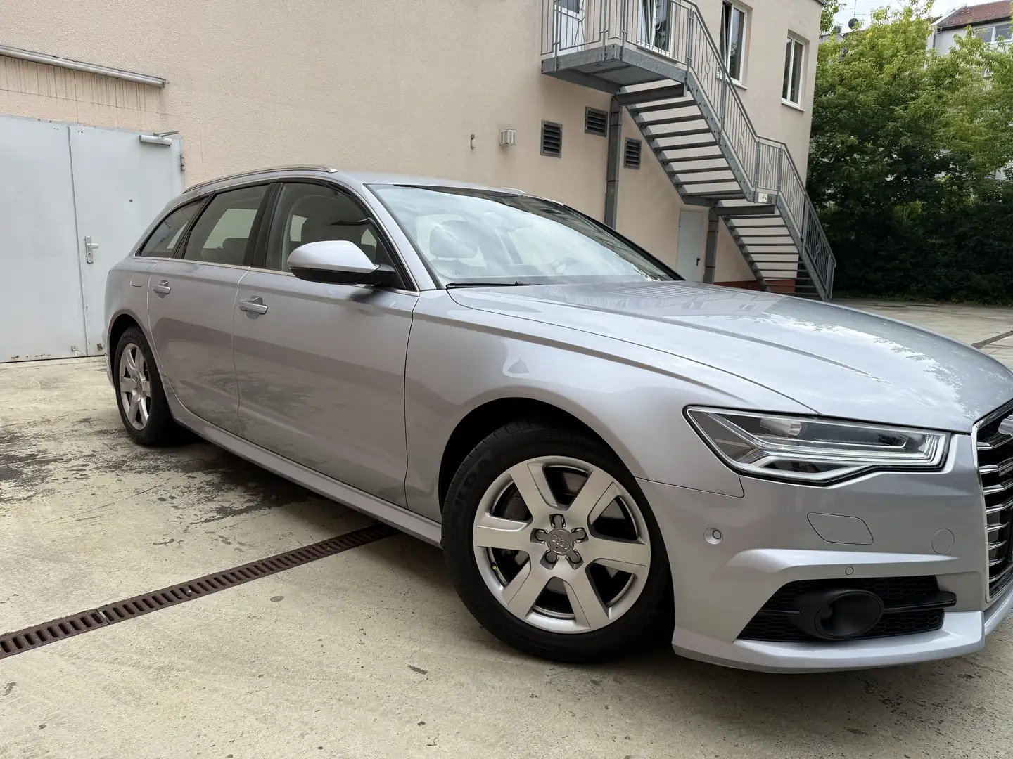 Audi A6 TFSI quattro Automatik mit Klima/Leder/Navi/PDC/ Stříbrná - 2