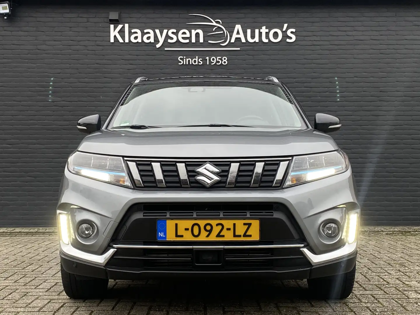 Suzuki Vitara 1.4 Boosterjet Style 140 pk Smart Hybrid | navigat Grau - 2