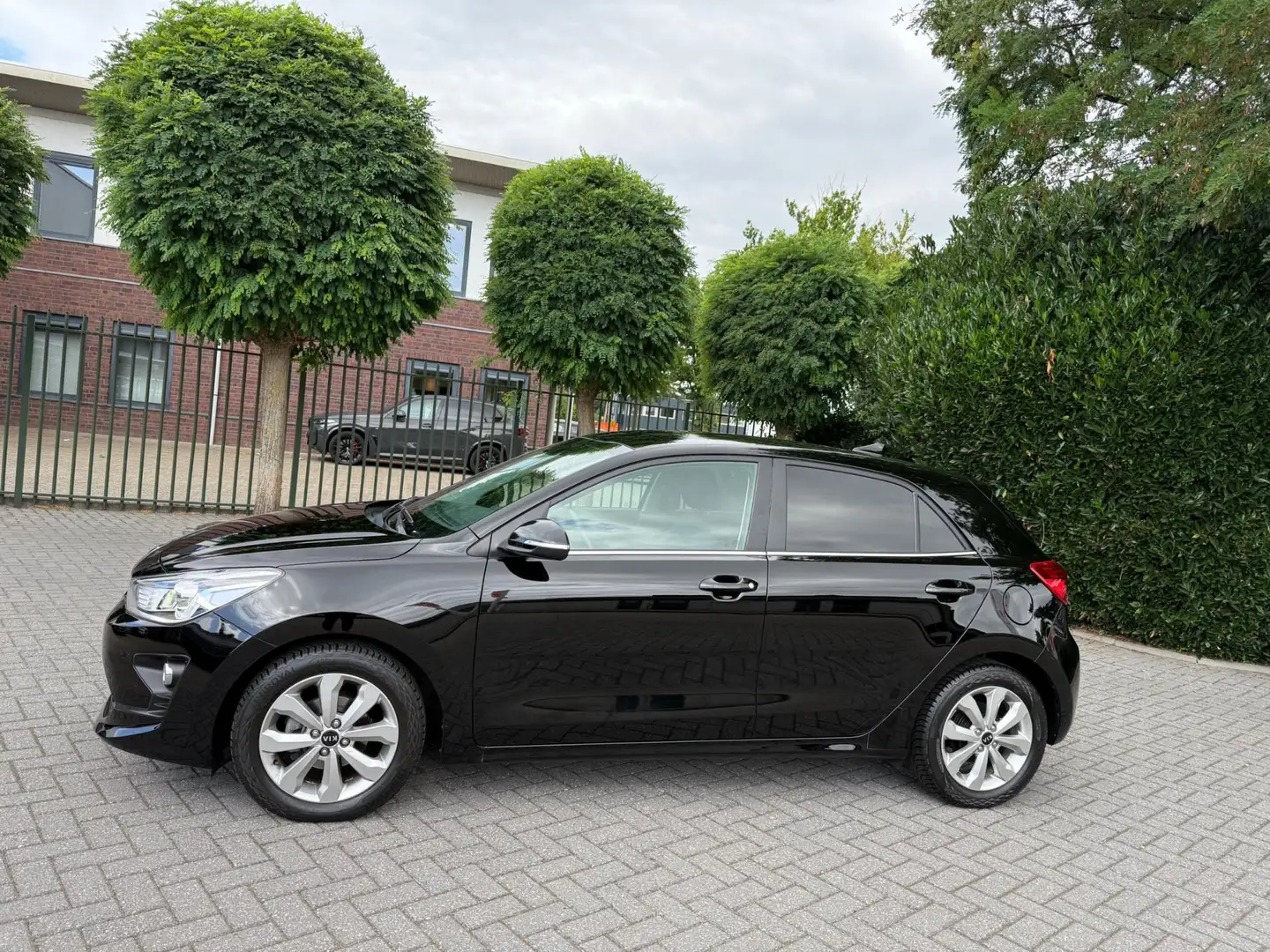 Kia Rio 1.2 (4 cil.), Apple CarPlay, Clima, Cruise Control Zwart - 2