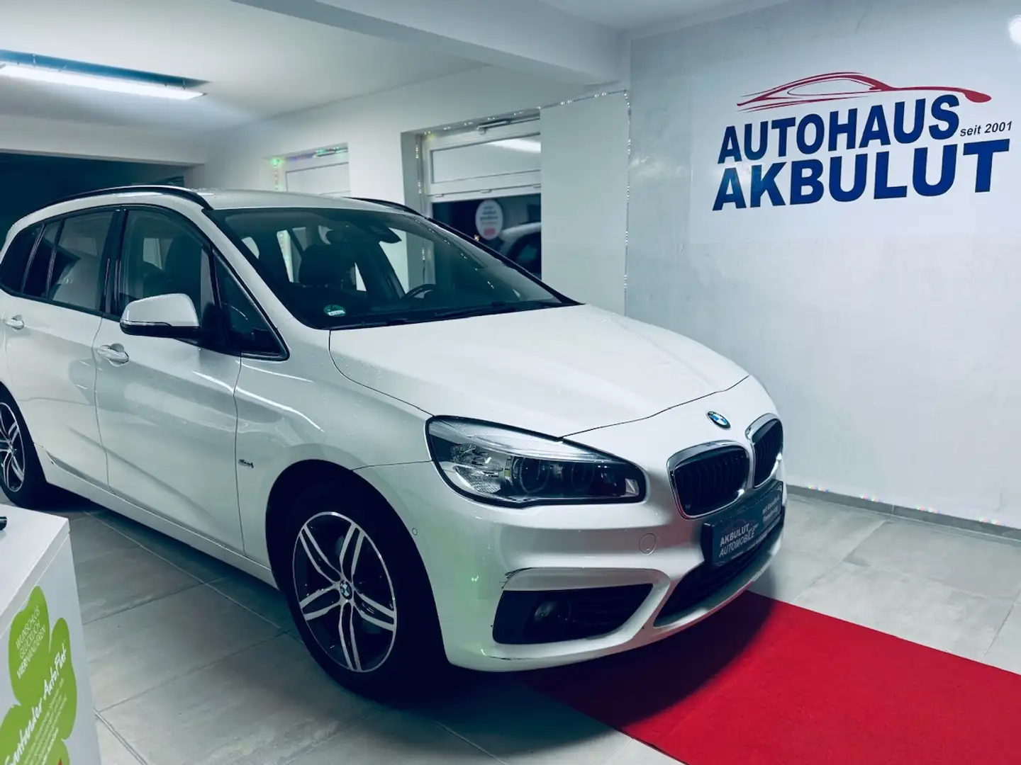 BMW 218 218 d Sport Line*Finanzierung+Garantie+Tüv* Weiß - 1