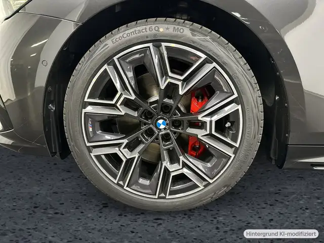 BMW 5 Series view 6