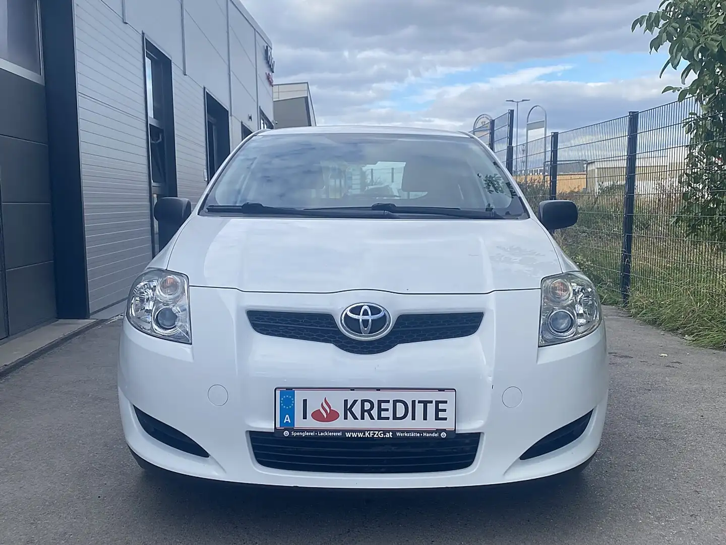 Toyota Auris 1,33 dVVT-i **Neues Pickerl**Neues Service** Weiß - 2