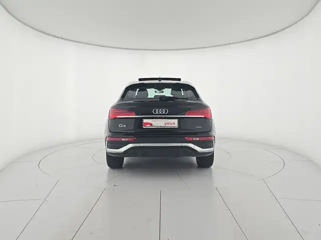 Audi Q5 view 4