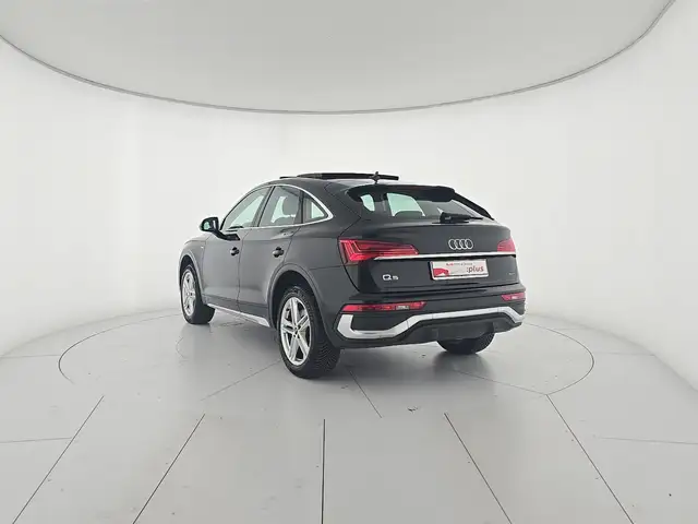 Audi Q5 view 3