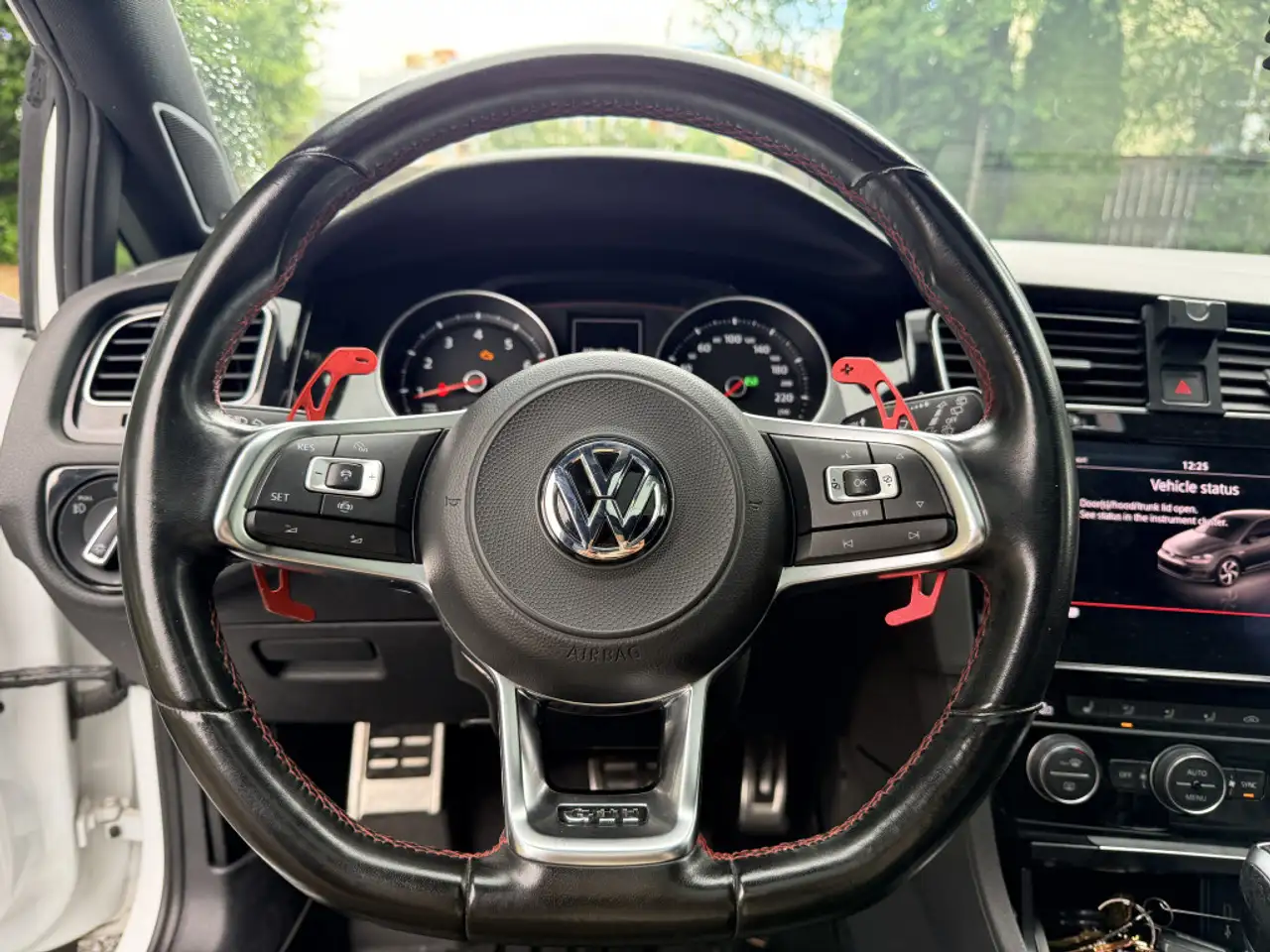 Volkswagen Golf GTI снимка Volkswagen Golf GTI
