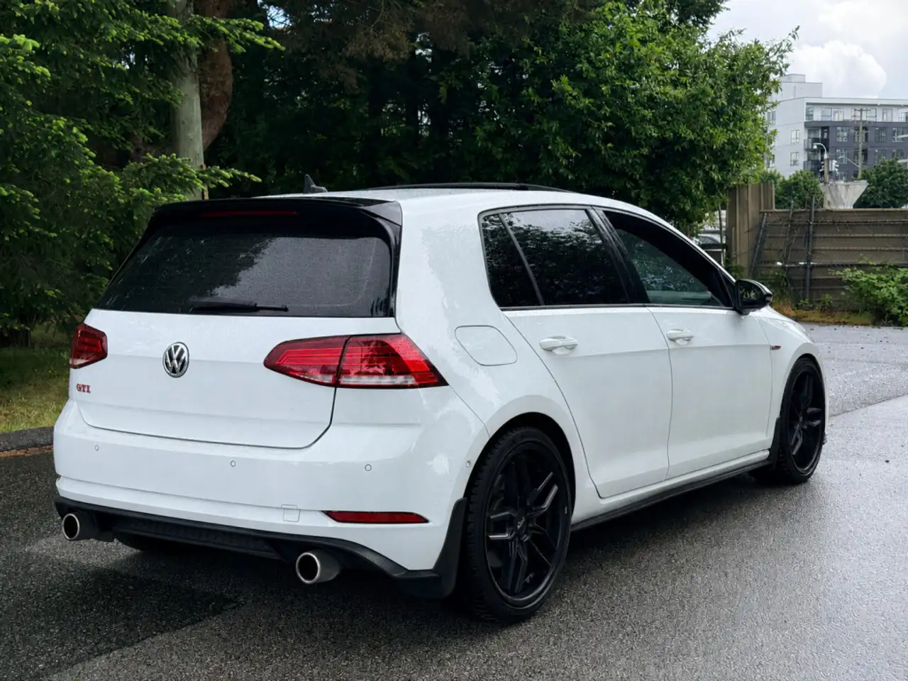 Volkswagen Golf GTI снимка Volkswagen Golf GTI