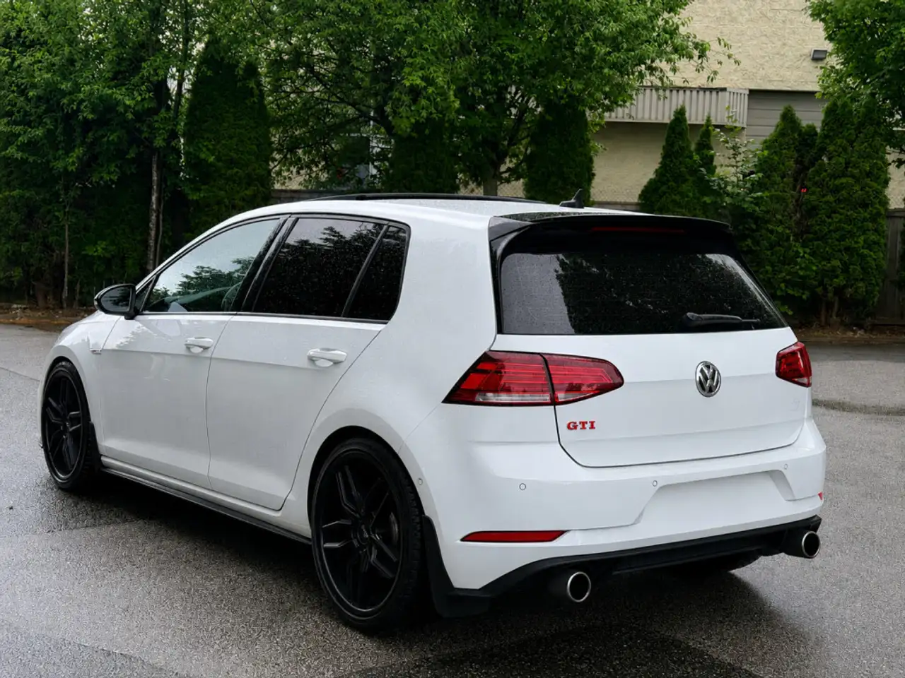Volkswagen Golf GTI снимка Volkswagen Golf GTI