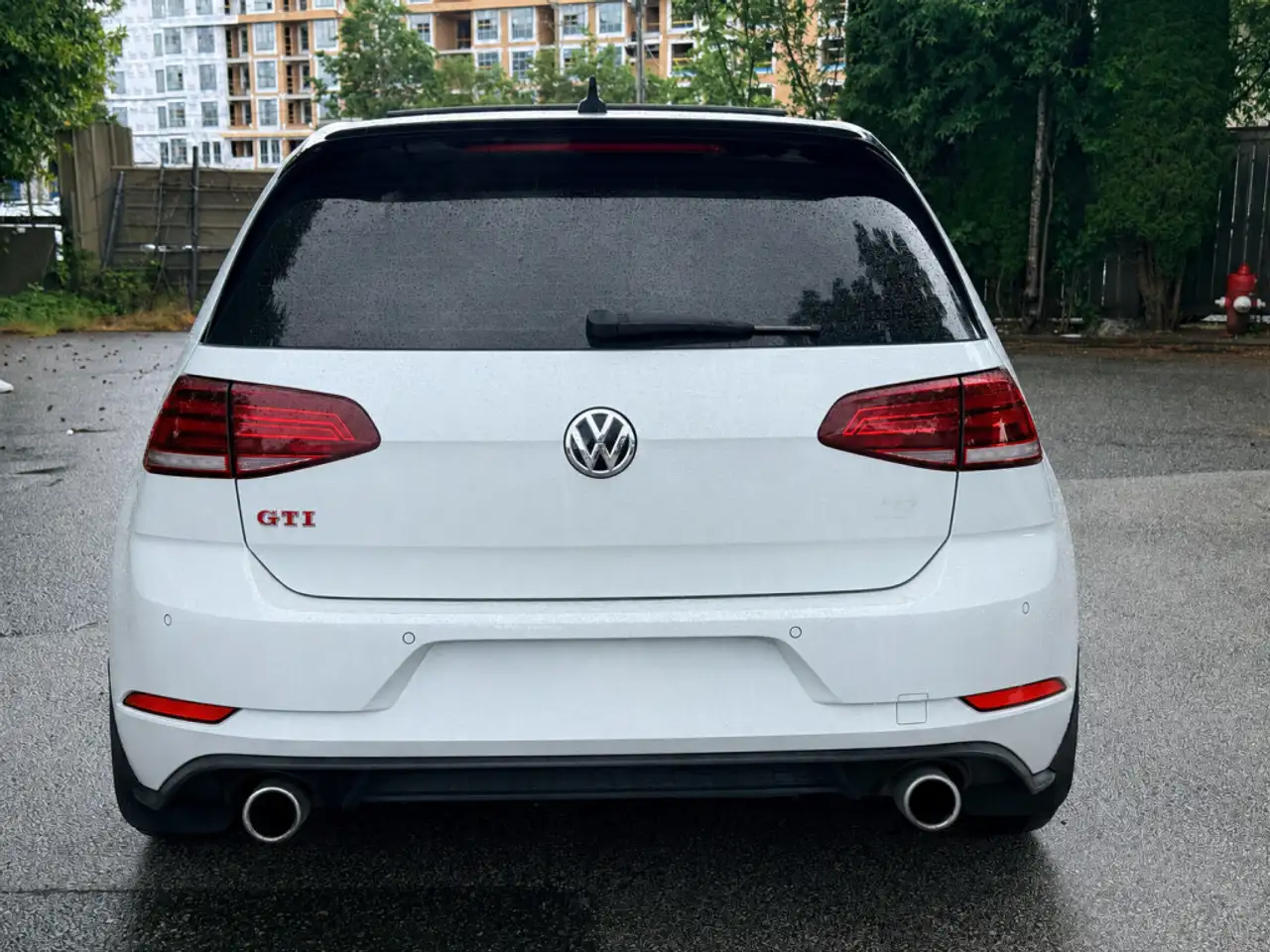 Volkswagen Golf GTI снимка Volkswagen Golf GTI