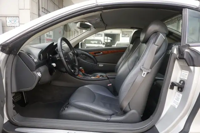Mercedes-Benz SL view 16