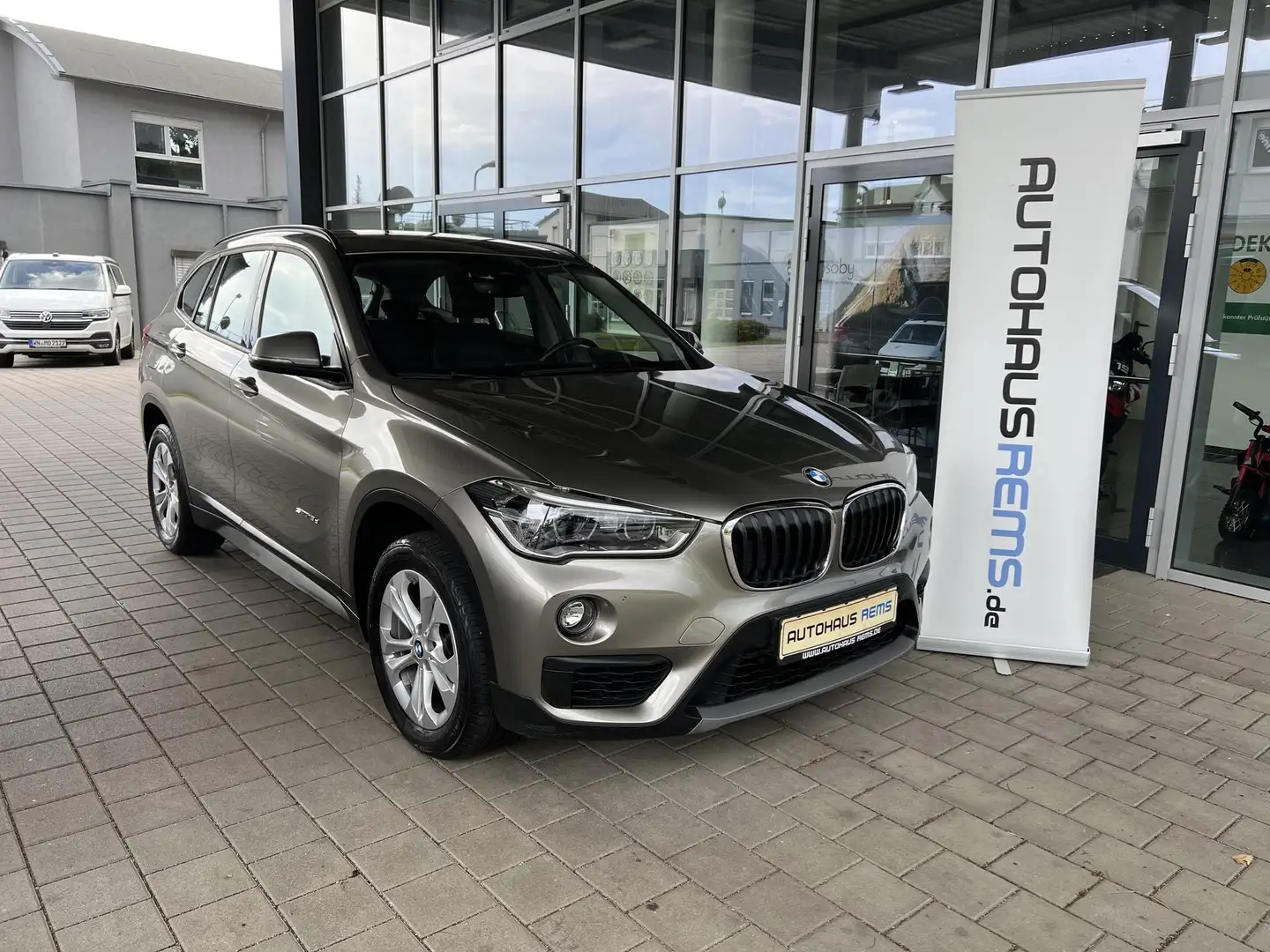 BMW X1 X1 sDrive 18d, TEMPOMAT, SHZ, PDC, KLIMAAUTO Silber - 1