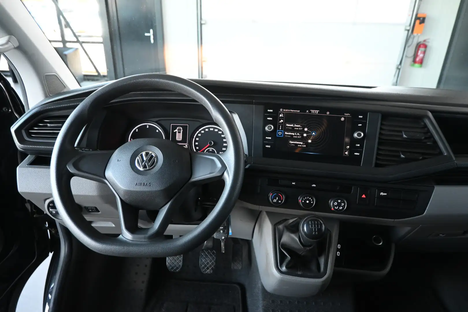 Volkswagen T6.1 Transporter 2.0 TDI L2 28 Comfortline Airco Navigatie 1e Eigen Zwart - 2