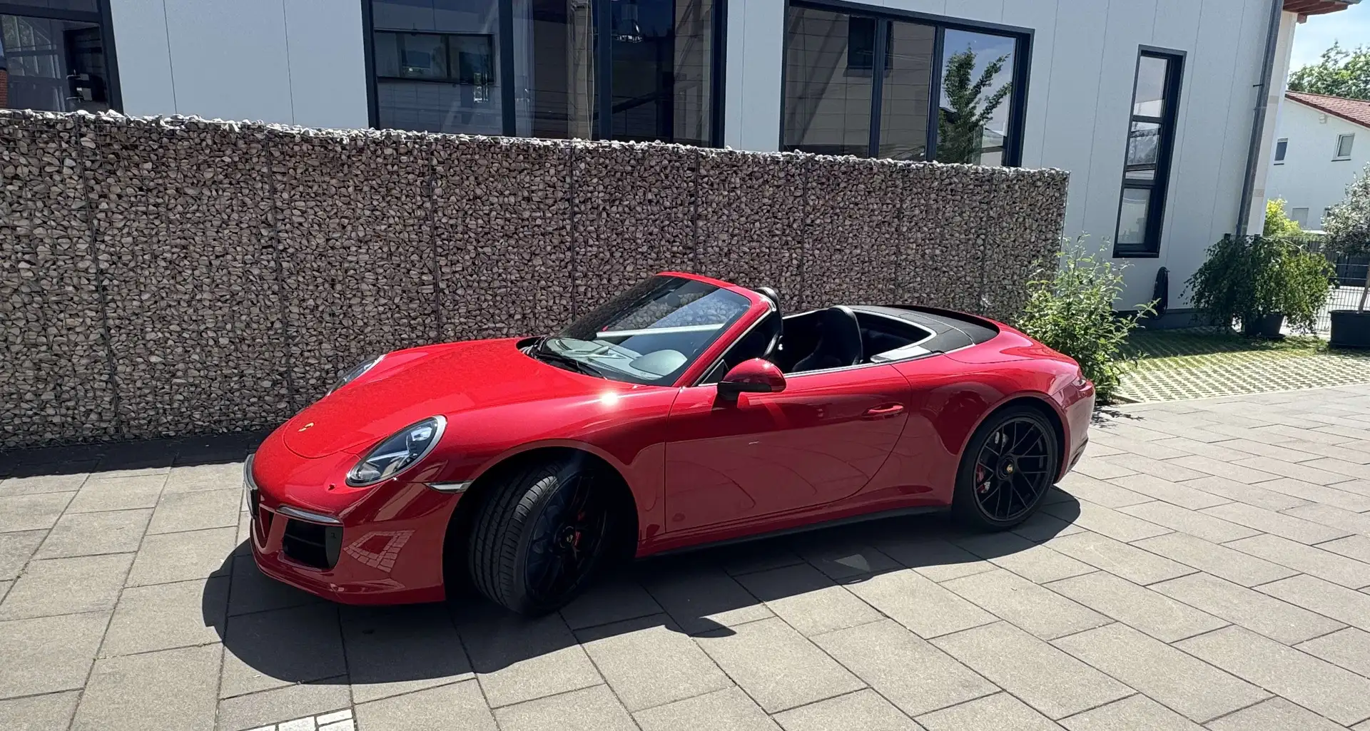 Porsche 991 Carrera 4 GTS Cabriolet TOP Zustand, Leder, SzLft Rot - 2