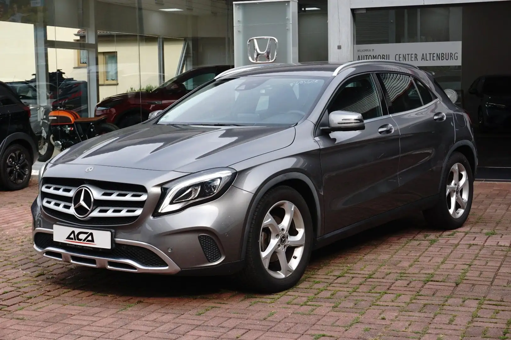Mercedes-Benz GLA 200 Urban Grey - 1