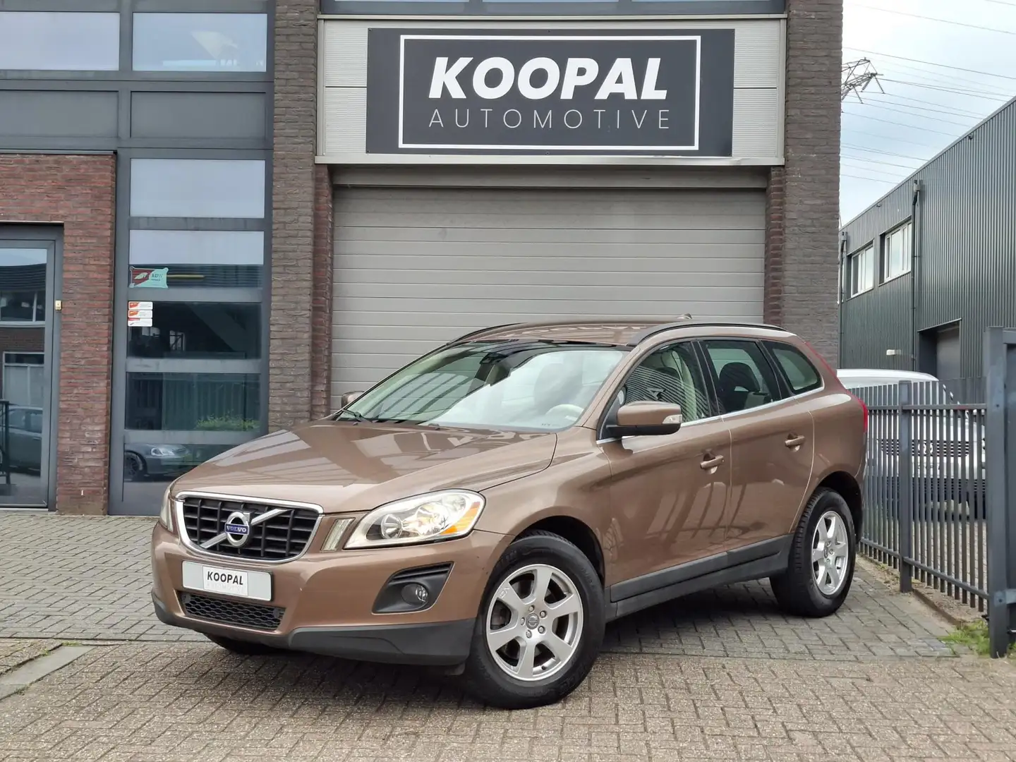 Volvo XC60 2.4D AWD Momentum | BTW auto | Compleet onderhoude Bruin - 1