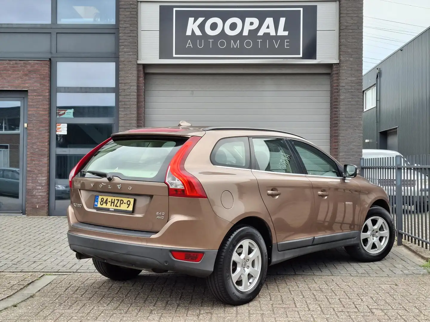Volvo XC60 2.4D AWD Momentum | BTW auto | Compleet onderhoude Bruin - 2
