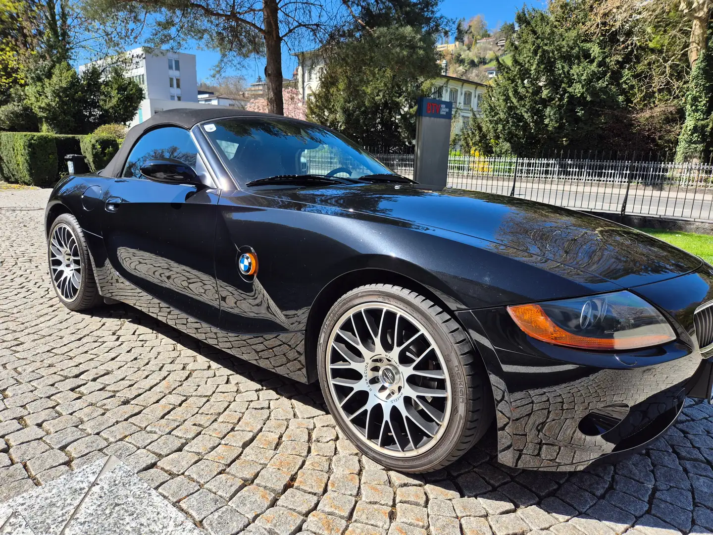 BMW Z4 2.2i Schwarz - 1