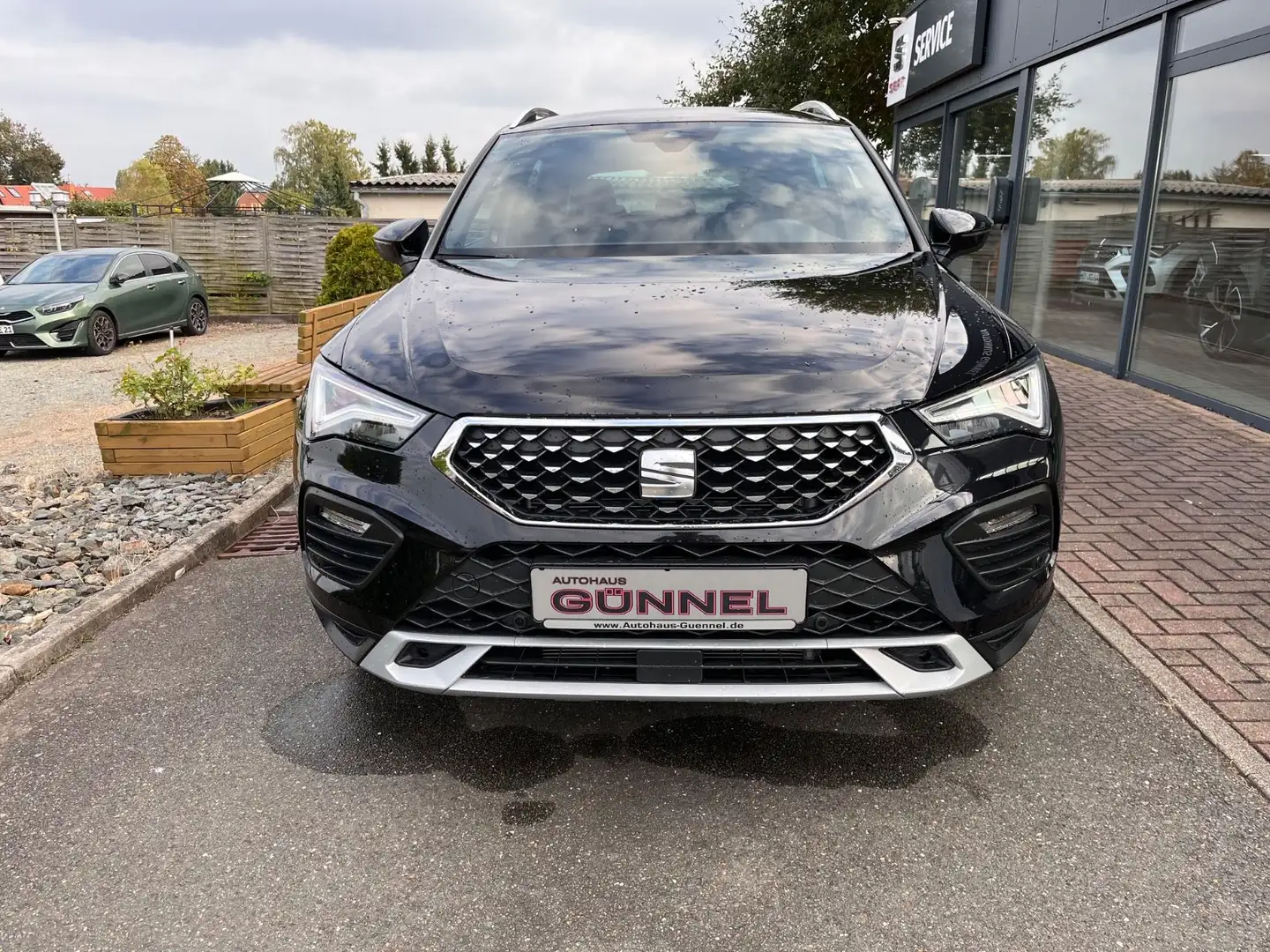 SEAT Ateca Xperience DSG-NAVI-SHZ-GJR Schwarz - 2