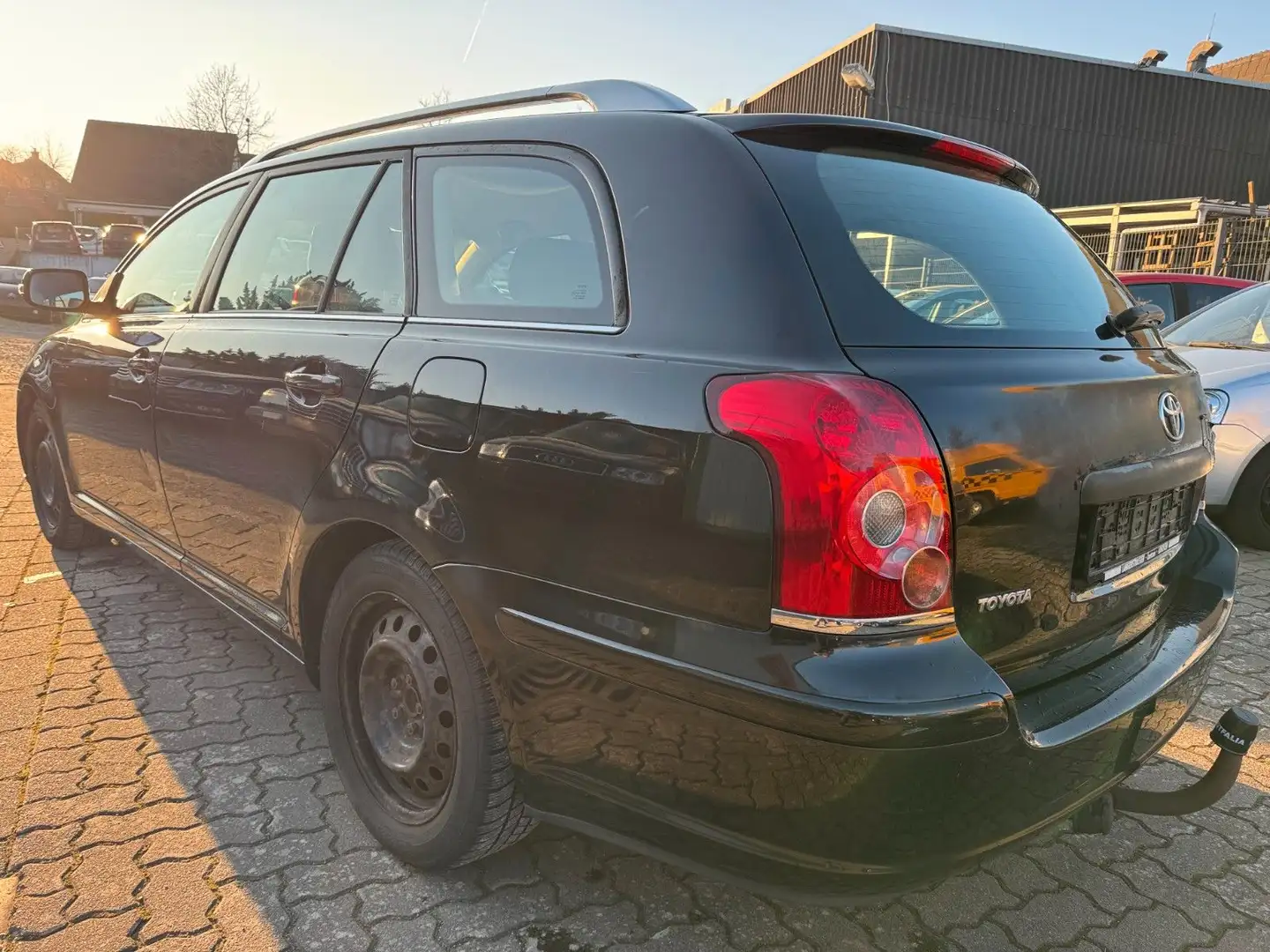 Toyota Avensis Kombi 1.8 Sol,Klimaautomatik,AHK Schwarz - 2