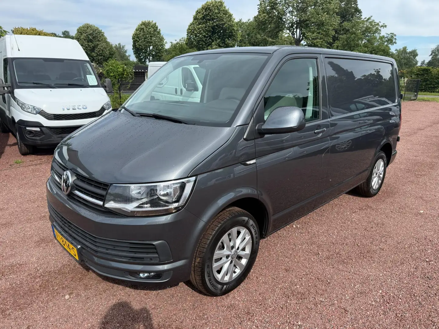 Volkswagen Transporter 2.0 TDI L1H1 Highline / Leer/ Navi / Cruise / Boek Grijs - 1
