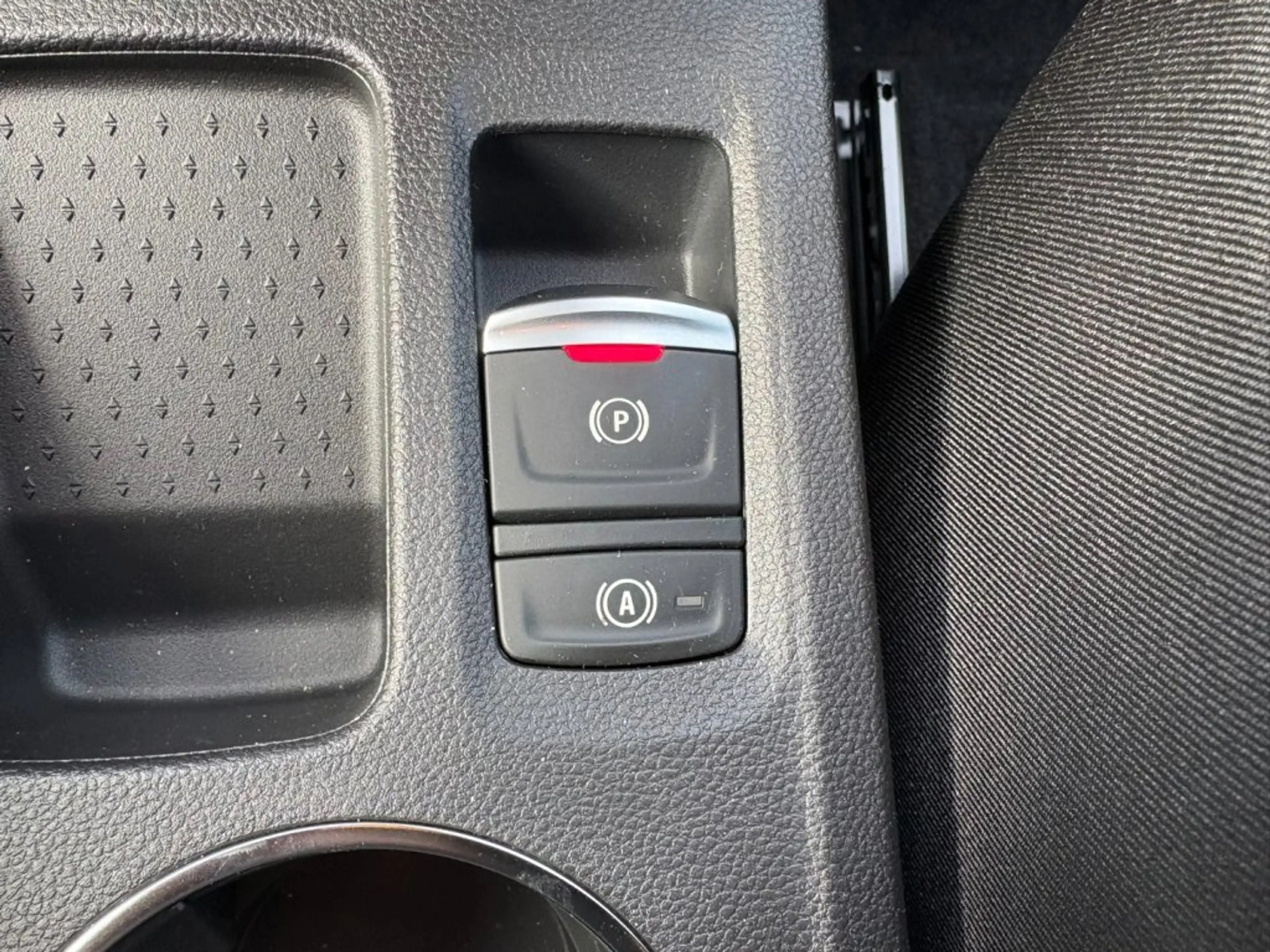 Mitsubishi Grandis 1,8 HEV Invite C AT 26 — photo 8