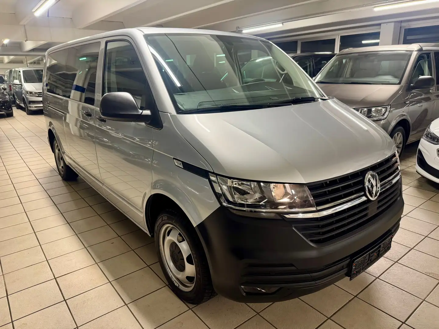 Volkswagen T6.1 Kombi 2.0 TDI lang FWD DSG 9-Sitzer Silber - 1